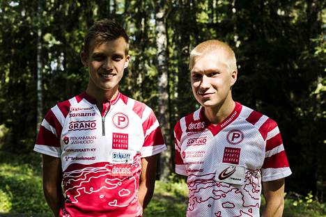 Aleksi Niemi (vas.) ja Elias Kuukka kävivät Tampereen helteessä samaan aikaan lenkkeilemässä Kaupin maastossa.