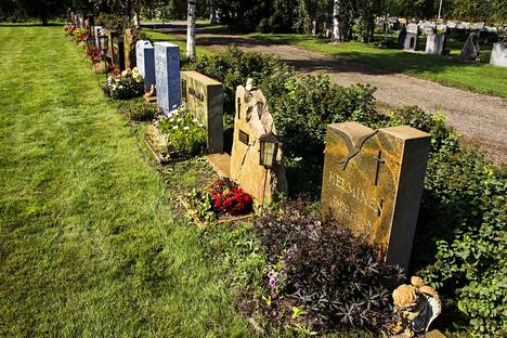 Ruosteinen kasteluvesi on värjännyt kymmeniä hautakiviä, niiden jalustoja ja hautakoristeita Pirkkalan hautausmaalla. Ruostetta on kukissa, puissa ja nurmikossakin.