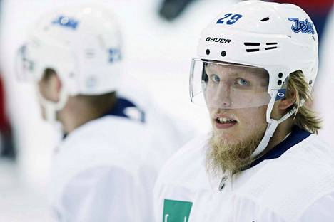 Tamperelaislähtöinen jääkiekkoilija Patrik Laine pääsi NHL 19 -pelin Suomen-version kanteen.