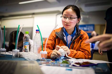 Kiinalaisia 10–17-vuotiaita koululaisia osallistuu tiedeleirille Tampereella. Teemana on kestävä kehitys. Litang Tan sanoo hämmästyneensä miten puhdasta ilma on Suomessa.
