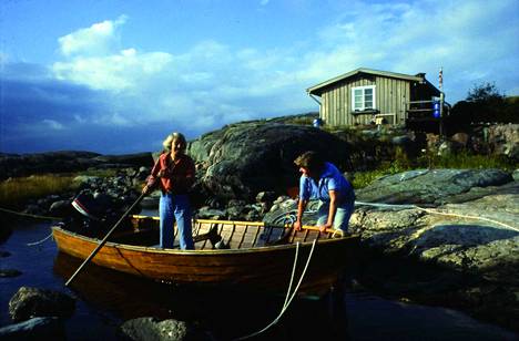 Tove Jansson ja Tuulikki Pietilä viihtyvät pienellä saarellaan vuoteen 1966 asti. Pietilän löydettyään Tove Jansson kirjoittaa Vivica Banlerille löytäneensä rauhan.