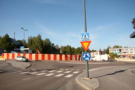 Härkitien ja Välikadun kiertoliittymästä on puuttunut kuukauden ajan yksi  kärkikolmio – kolmio jäi viereisen rakennustyömaan aidan sisäpuolelle, uusi  liikennetolppa on tilattu - Uutiset - Nokian Uutiset