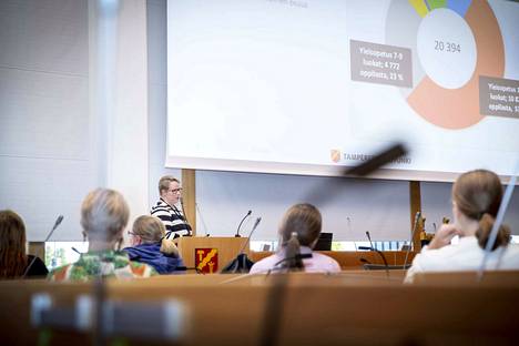 Tampereen keskusvirastotalon valtuustosalissa oli viitisenkymmentä ihmistä keskustelemassa ja kysymässä päiväkoti- ja kouluverkkosuunnitelmista. Kysymyksiä tuli myös chatin kautta. Kehittämiskoordinaattori Monika Sola esitteli selvitystä yleisölle.