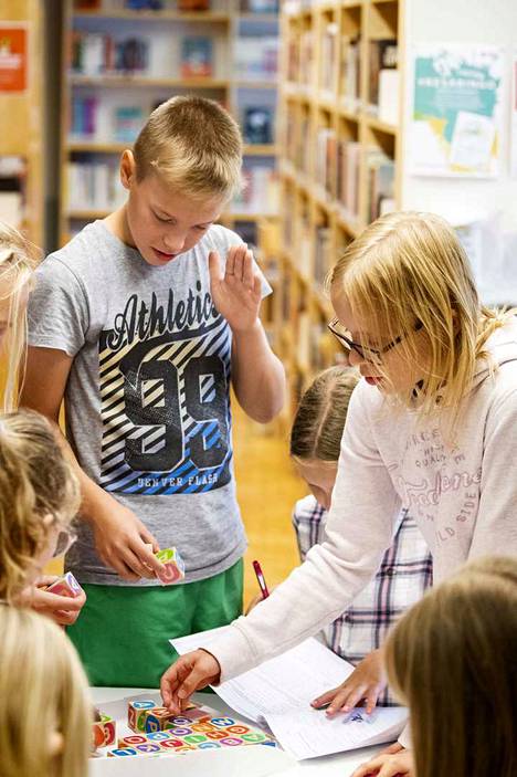 6.-luokkalaiset Vikke-Valtteri Anttila ja Aino Lindell tykkäävät siitä, että Terälahden koulussa kaikki tuntevat toisensa. –Jos tulee jotakin ongelmia, tieto niistä kulkee nopeasti, Lindell sanoo.