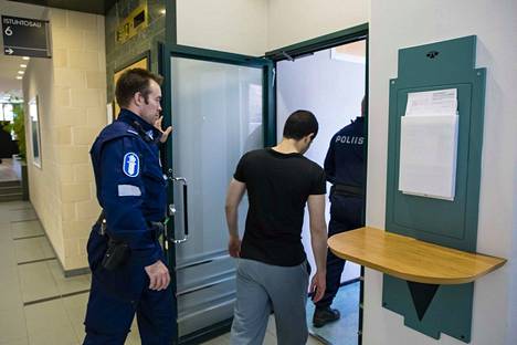 Irak on pyytänyt Suomea luovuttamaan kaksoset kotimaahansa, mutta Suomi ei luovuta henkilöitä maihin, joissa heitä uhkaa kuolemantuomio. Kuva Pirkanmaan käräjäoikeudesta toukokuussa 2017.