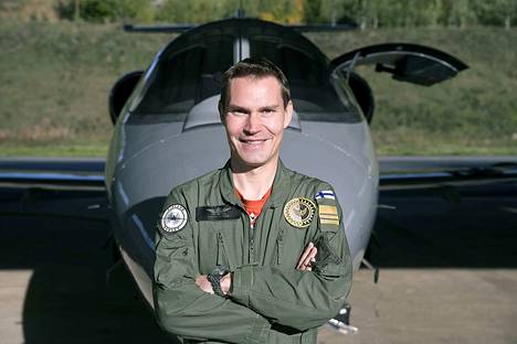 Koelentäjä Jyri Mattila on kokeillut 71 konetyyppiä: joukossa Learjet,  Hornet, Eurofighter, Rafale, Gripen ja De Havilland Vampire. - Elämänmeno -  KMV-lehti