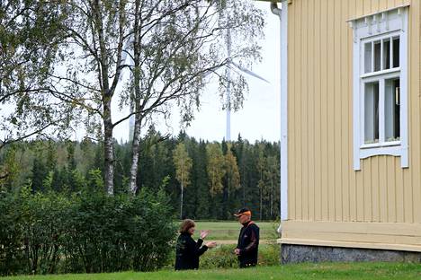 Marja-Leena ja Seppo Rintala asuvat 700 metrin päässä Pahkionvuoren tuulivoimaloista.