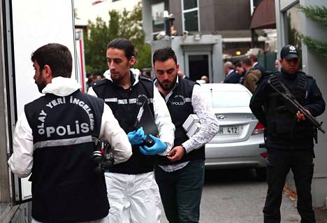 Turkkilaiset poliisit tekivät tutkintaa Saudi-Arabian konsulaatissa Istanbulissa viime torstaina.