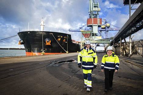 Oy M. Rauanheimo Ab:n toimitusjohtaja Joakim Laxåback ja Porin Satama Oy:n toimitusjohtaja Sari De Meulder kävivät tarkistamassa Jin Qin -aluksen lastausta.