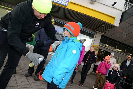 Mikko Hallamaa spreijasi heijastetta Koskikaran edustalla, josta hetken kuluttua siirryttiin sisätiloihin tuulisen viileäksi käyneen sään vuoksi.
