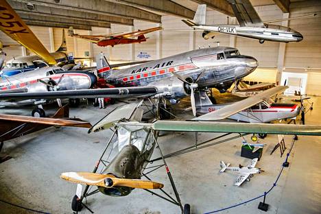 Ilmailumuseon kokoelmiin kuuluu joukko varsin suuria lentokoneita, suurimpana Finnairin vanha Convair 440 Metropolitan -mäntämoottorikone (takana vasemmalla). Aivan yksinkertainen operaatio museon siirtyminen Tampereelle siis tuskin olisi, eikä välttämättä järin edullinenkaan.