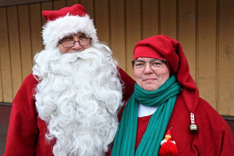 Joulupukin kainaloon päässyt Sirpa Kankeri valittiin kaksi vuotta sitten Nakkilan ensimmäiseksi Vuoden joulutontuksi. Hän on tittelistään ylpeä.