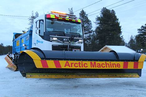 Puoliautomaattista aura-autoa testattiin neljän kilometrin osuudella Kilpisjärventiellä Muoniossa keskiviikkona ja torstaina.