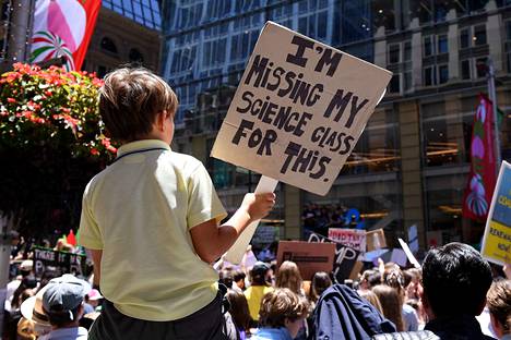 En osallistu tiedeopetukseen tämän takia, sydneylaisen koululaisen kyltissä sanottiin. Koululaiset protestoivat, koska tuoreet tiedot osoittavat, ettei Australia tavoittele päästövähennyssitoumuksiaan.