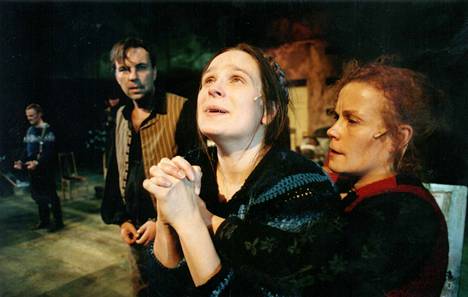 Minna Canthin Kovan onnen lapsia -näytelmä nähtiin Tampereen Työväen Teatterissa vuonna 1999. Kuvassa Pekka Valkeejärvi, Minna Hokkanen ja Usula Salo.