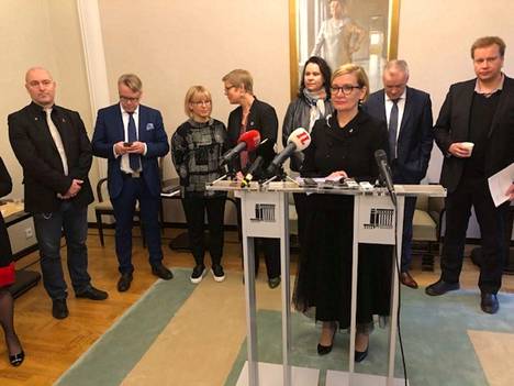 Eduskunnan puhemies Paula Risikko kertoi perjantaina uudesta sopeutumisrahajärjestelmästä takanaan eduskuntaryhmien johtoa.
