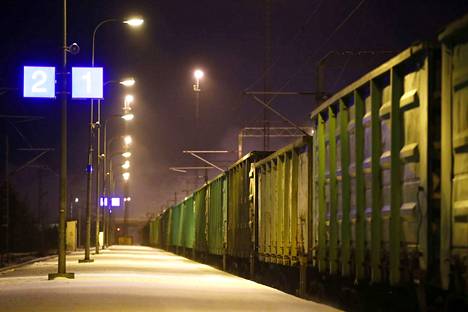 Hiilijunat kulkevat myös Turengin ohi ja aiheuttavat ainakin Suokulman alueella tärinää. Tahkoluotoon kulkevissa hiilijunissa on 33 vaunua ja jokaisessa vaunussa on 65 tonnia hiiltä.