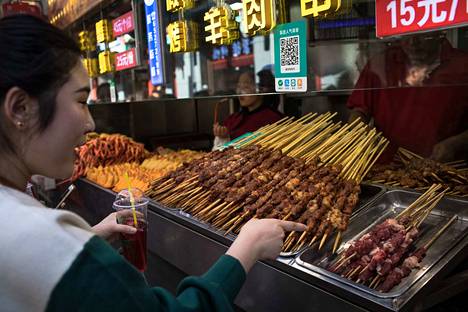 Tuoreen tutkimuksen mukaan punaisen lihan syöntiä tulisi tuntuvasti vähentää etenkin Euroopassa ja Pohjois-Amerikassa. Pekingissä asiakas valitsi lihavartaita.