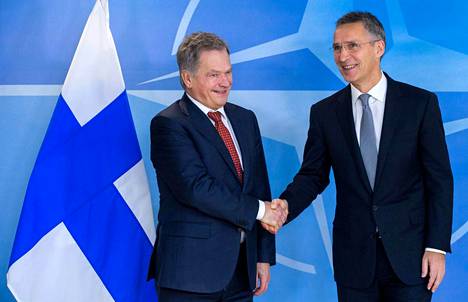 Presidentti Sauli Niinistö tapasi Naton pääsihteerin Jens Stoltenbergin vuonna 2016. Alman tutkimus kertoo, että ilman poliittisen johdon patistelua suomalaiset eivät lämpene sotilasliiton jäsenyydelle.