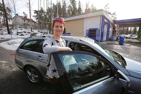 Kaisa Sälke pesetti autonsa putipuhtaaksi aurinkoisena kevätlauantaina Valkeakosken Sääksmäentien Nesteellä.