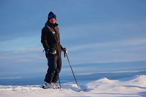 Pyhän hiihtokeskuksen paikallisjohtajalla on sukset jalassa työssä ja vapaa-ajalla.