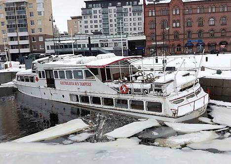Kovan onnen alus M/S Tampere on kallistunut Tampereen Laukontorilla. Aluksen havaittiin kallistuneen jo lauantaina, mutta sunnuntaina tilanne oli vaikeutunut. Kuva on otettu lauantaina, ja laivan kallistuma on sen jälkeen lisääntynyt.