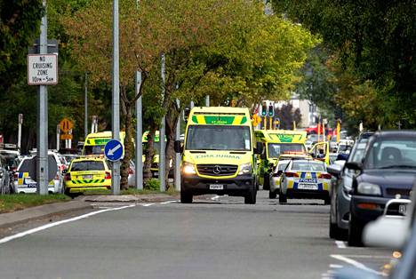 Masjid Al Noor-moskeijan ulkopuolella nähtiin perjantaina lukuisia ambulansseja ja poliisiautoja Uudessa-Seelannissa. Poliisi on ottanut ampumisista epäiltynä kiinni neljä henkilöä.