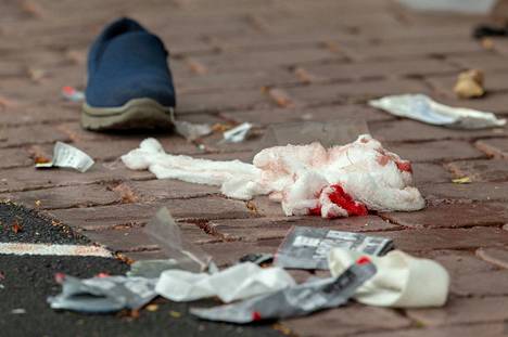 Masjid Al Noor -moskeijan läheisellä kadulla Christchurchissä lojui verisiä siteitä perjantaina ampumisen jälkeen.
