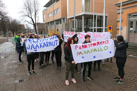 Suomessa ilmastomuutoskampanjoita oli kolmellakymmenellä paikkakunnalla. Raumalla marssivat Hj. Nortamon koulun nuoret.