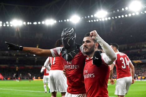 Arsenalin Pierre-Emerick Aubameyang puki kannattajien kentälle heittämän maskin upotettuaan maaleillaan Rennesin torstaina.