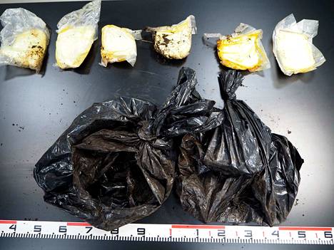 Poliisin takavarikossa löytyi huumeita jätesäkissä maastokätköstä ja pienempiä pakattuja pusseja.