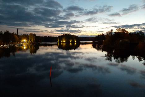 "Kuva auringonnoususta Putaan sillalta 2. lokakuuta aamulla ennen kello seitsemää”, Heidi Elijoki kertoo kuvastaan.