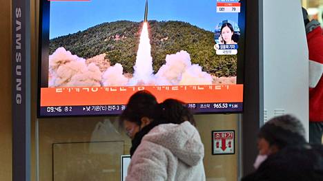 Ihmiset katsoivat Etelä-Korean Soulissa 17. tammikuuta televisiosta uutislähetystä, joka käsitteli Pohjois-Korean epäiltyä asekoetta.