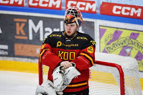 21-vuotias Reima-Ville Roos on syntynyt Kangasalla ja pelannut junioripolkunsa aikana Kangasalan Kisa-Eaglesissa ja Ilveksessä.