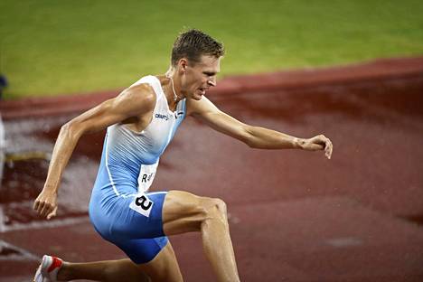 Topi Raitanen juoksi 3000 metrin esteiden kauden avauksessaan 8.38,75. Kuva Tokion olympialaisista.