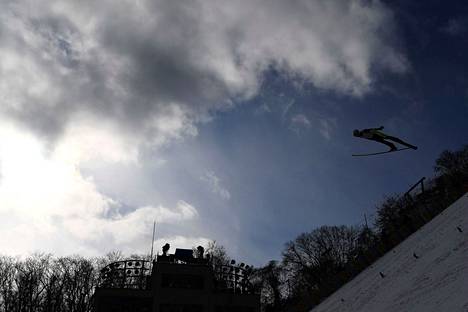 Mäkihypyn maailmancupin kilpailut Japanissa on peruttu tammikuulta. Kuvassa Japanin Keiichi Sato hyppäämässä Sapporon isosta mäestä tämän vuoden helmikuussa.
