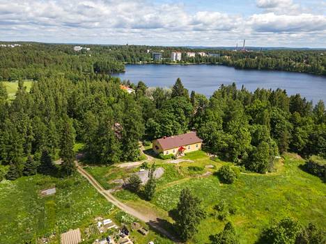 Rakennus ei sijaitse aivan järven rannalla, mutta lähellä on Lotilanjärven uimaranta. Talvella järvellä voi hiihtää. 