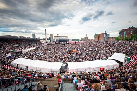 Hassisen Kone esiintyy loppuunmyydylle Ratinan stadionille heinäkuun viimeisenä lauantaina. Ratinan-konsertti päättää yhtyeen 40-vuotisjuhlakiertueen, joka viivästyi kahdella vuodella koronaviruspandemian vuoksi. Eppu Normaali esiintyi omassa loppuunmyydyssä 40-vuotiskonsertissaan Ratinassa kesällä 2016.