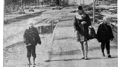 Suur-Keuruun sanomat kirjoitti 21. maaliskuuta 1972, että Lapinsalmen sillan kansi keräsi keväisin ja suuremmilla sateilla suuria vesilammikoita, jotka olivat hankalia sekä pyörämiehille että jalankulkijoille. Viemärit eivät tahtoneet vetää silloinkaan.