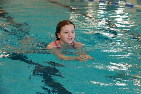 12-vuotias Iisa Rantamäki ui isossa altaassa ensimmäistä kertaa jo kuusivuotiaana.