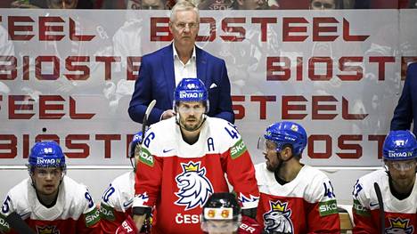 Kari Jalonen ja Tshekin leijonat juhlivat voittoa.