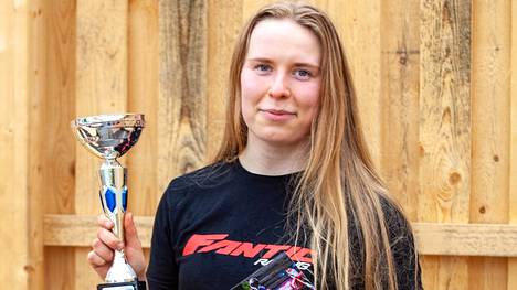 Vilppulalainen Riina Lampinen ajoi päättyneellä kaudella cross countryn SM-hopeaa. Kuva Oulun endurokilpailuista, joissa Lampinen ajoi toiseksi.