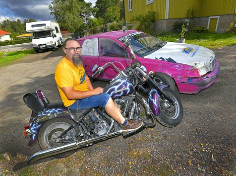 Harley-Davidson on Juha Tammelle silmäterä, pinkki jokkis-Volvo keino pitää hauskaa. Kuva: Juha Sinisalo