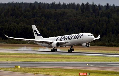 Tästä vuodesta on tulossa Finnairin kolmas tappiollinen vuosi peräjälkeen. Finnairin matkustajakone Helsinki-Vantaan lentokentällä 14. heinäkuuta. 