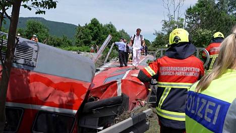 Poliiseja ja pelastushenkilökuntaa onnettomuuspaikalla Garmisch-Partenkirchenissä perjantaina.