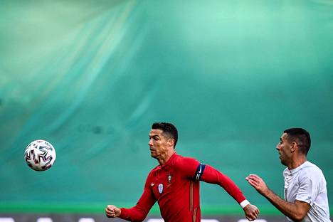 Cristiano Ronaldo johtaa Portugalia kapteenin nauha käsivarressaan.