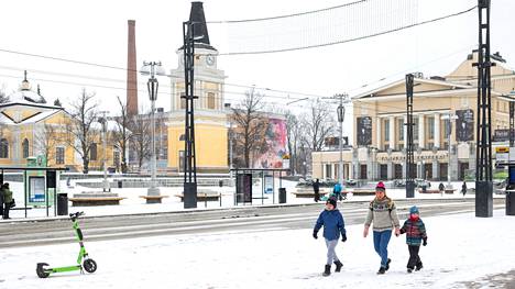 Tampereella satoi useita senttejä lunta lauantaina 20. huhtikuuta.