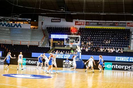 Suomi voitti Islannin Hakametsän hallissa 150 katsojan edessä selvästi 89–67.