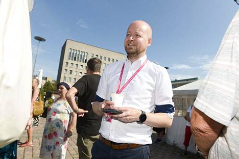 Vasemmistoliiton Jussi Saramo puolueen eduskuntaryhmän kesäkokouksen toritapahtumassa Kotkassa 23. elokuuta 2022
