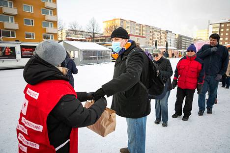 Tamperelainen Sami tuli hakemaan ruokakassia. Siellä oli itsenäisyyspäivän ateria kahdelle hengelle, perunamuusia ja naudanlihapaistikastiketta.
